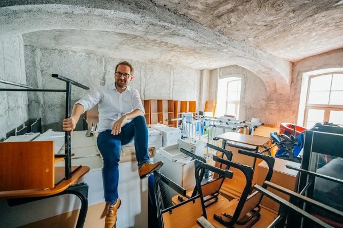 Laboratoarele și cabinetele școlare din Timișoara vor fi dotate cu mobilier nou prin PNRR