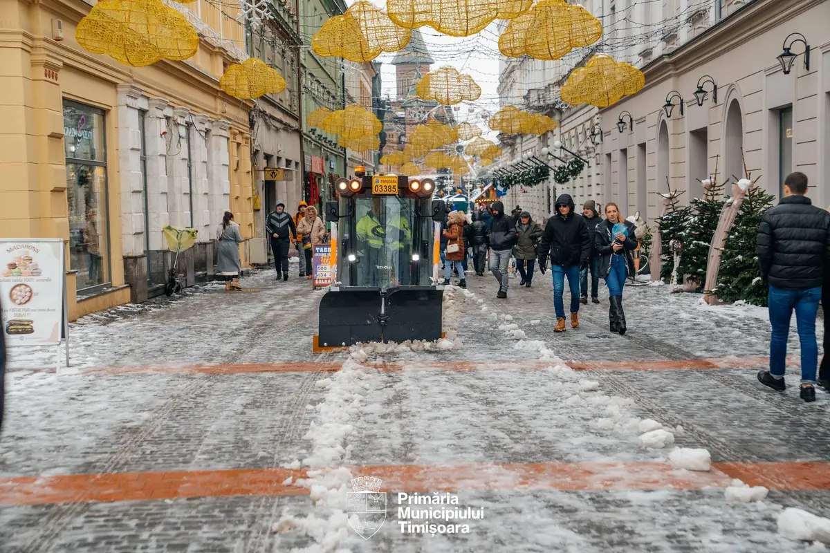 Acțiunile de deszăpezire sunt în desfășurare în Timșoara: peste 50 de tone de material antiderapant, împrăștiate în oraș