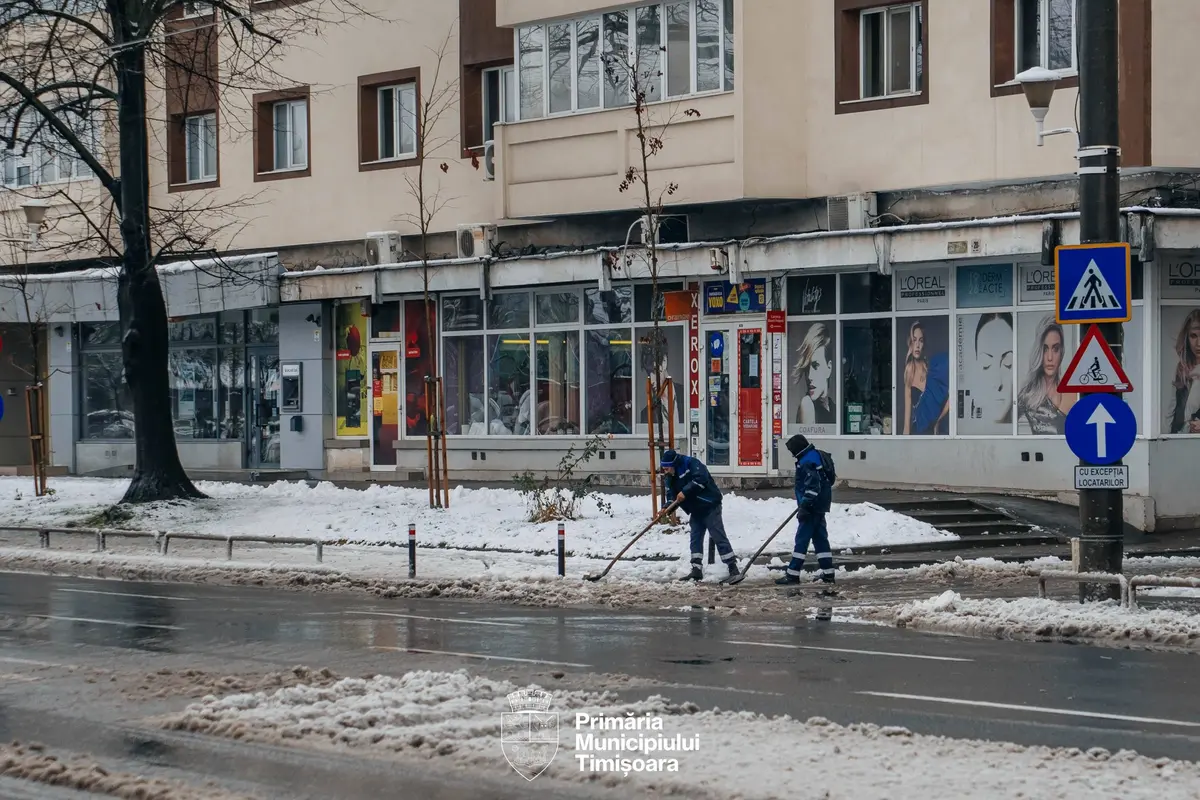 Acțiunile de deszăpezire sunt în desfășurare în Timșoara: peste 50 de tone de material antiderapant, împrăștiate în oraș