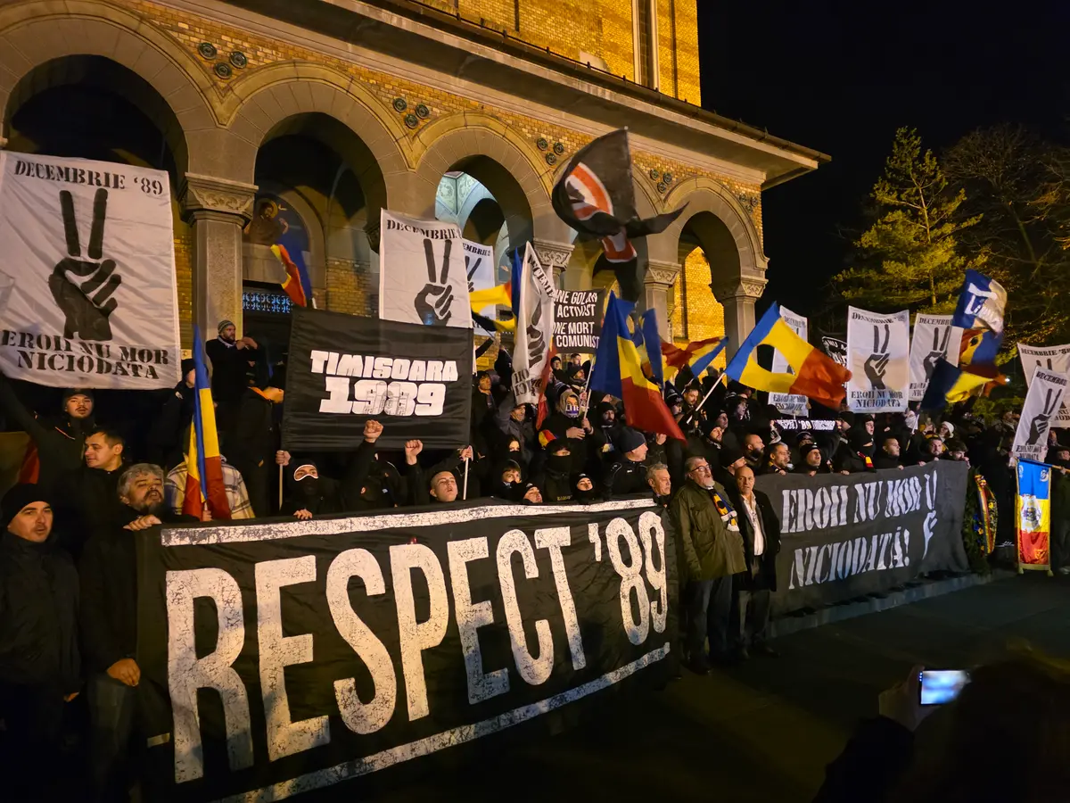 FOTO ȘI VIDEO | Marșul Eroilor 2025: sute de timișoreni au comemorat victimele Revoluției din 1989