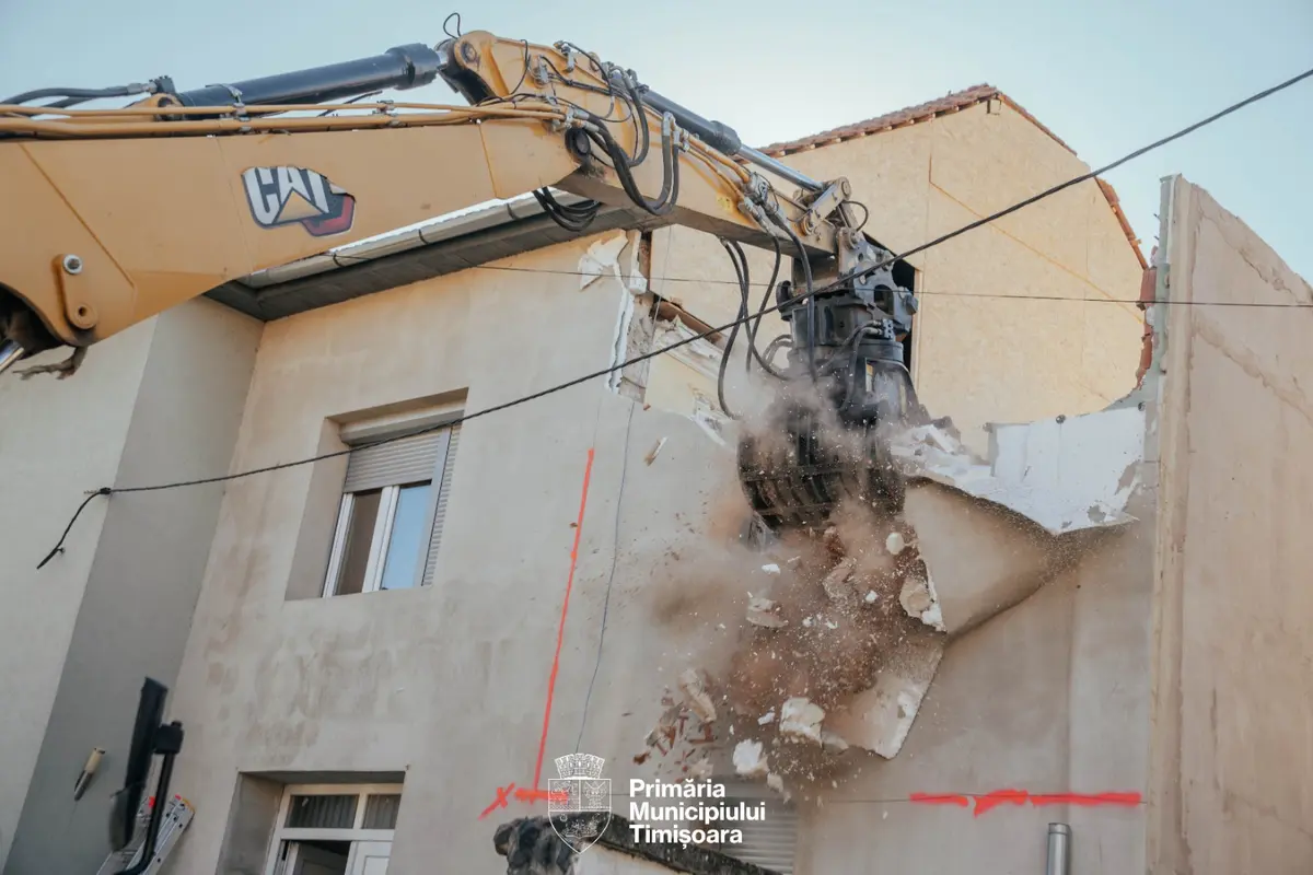 Primăria a intrat cu buldozerul peste Clanul Căldăraș