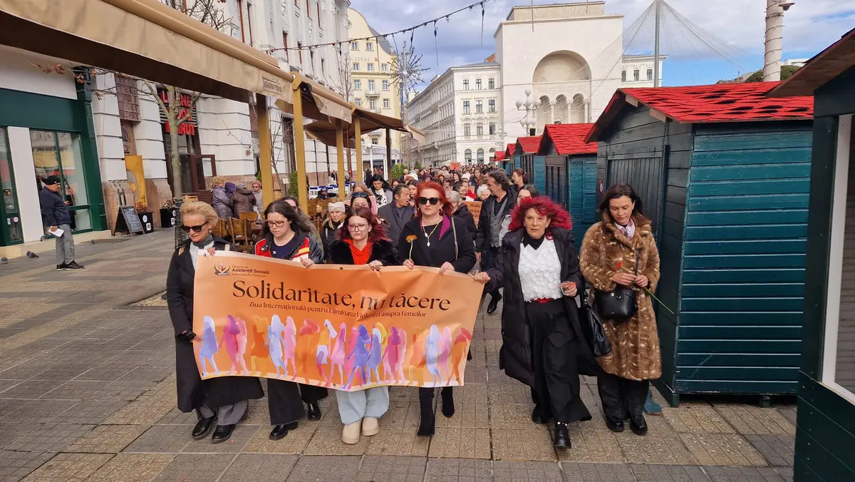 Sute de timișoreni au marșat împotriva violenței asupra femeilor: „Ridică vocea, nu mâna”