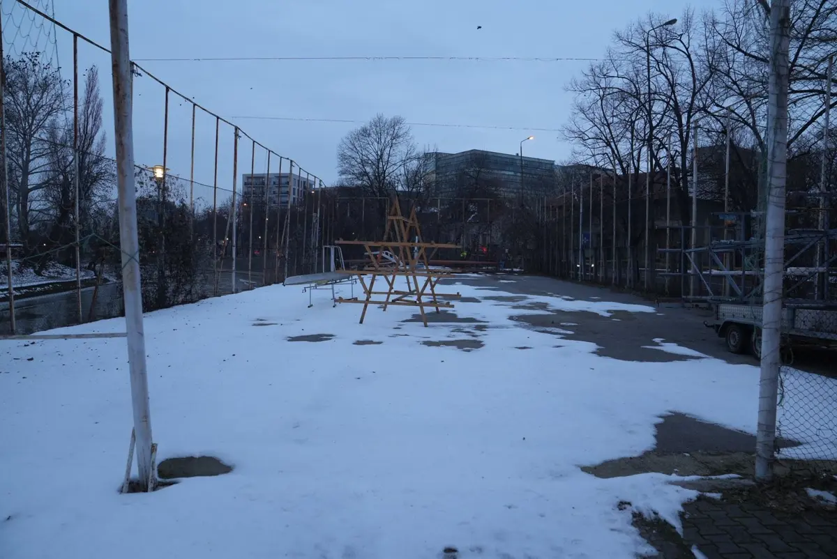 Un nou teren de baschet și alei pietonale, amenajate pe malul Begăi. Investiția este contestată de PSD