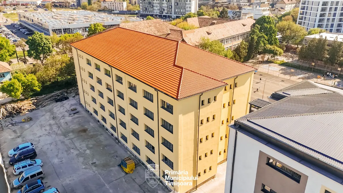 FOTO | Fațada internatului de la Colegiul „Henri Coandă” a fost finalizată