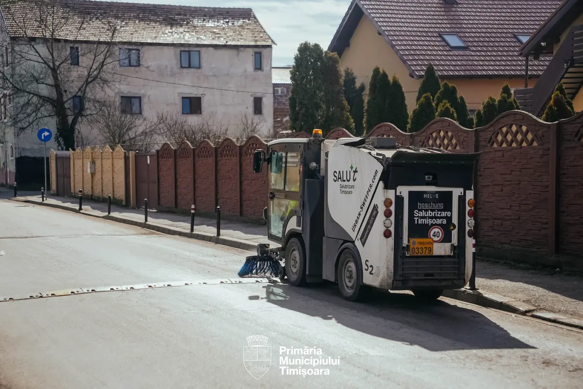 FOTO | Curățenie de primăvară la Timișoara. SaluT intervine cu noile utilaje pe străzile din oraș