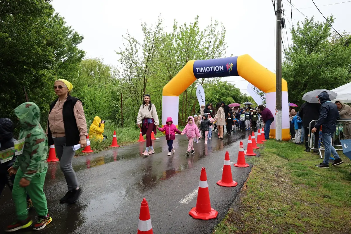 Aproape 300 de copii au alergat în ploaie ca să salveze terenul de sport Mănușarul din Timișoara