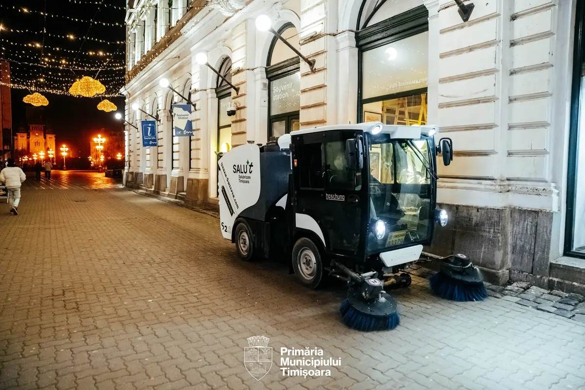 FOTO | Curățenie pe timp de noapte în Timișoara: utilajele de salubrizare spală străzile după lăsarea serii