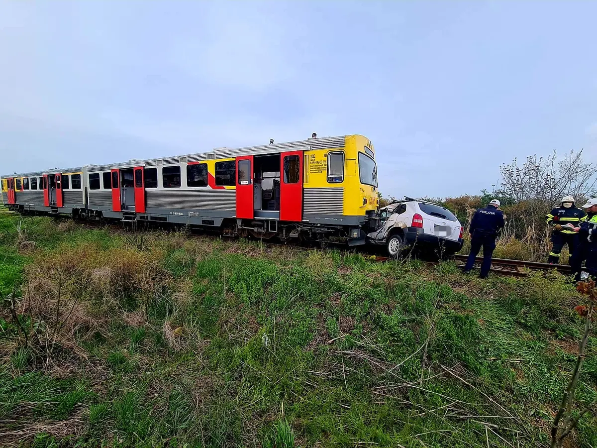 Accident feroviar în Timiș: șofer scos inconștient dintr-un autoturism lovit de tren, la Peciu Nou