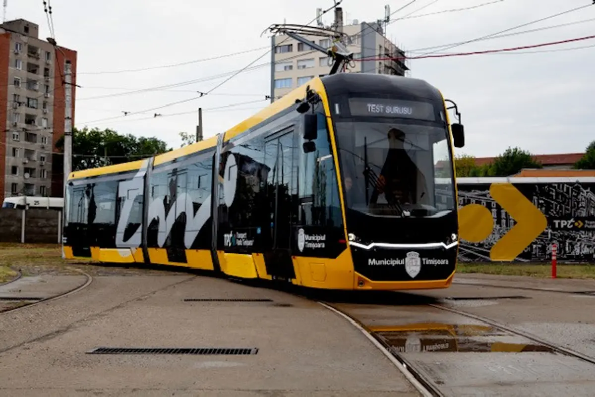 A venit tramvaiul „mic” al Timișoarei. Primul Bozankaya din noul lot de 10 a ajuns în oraș