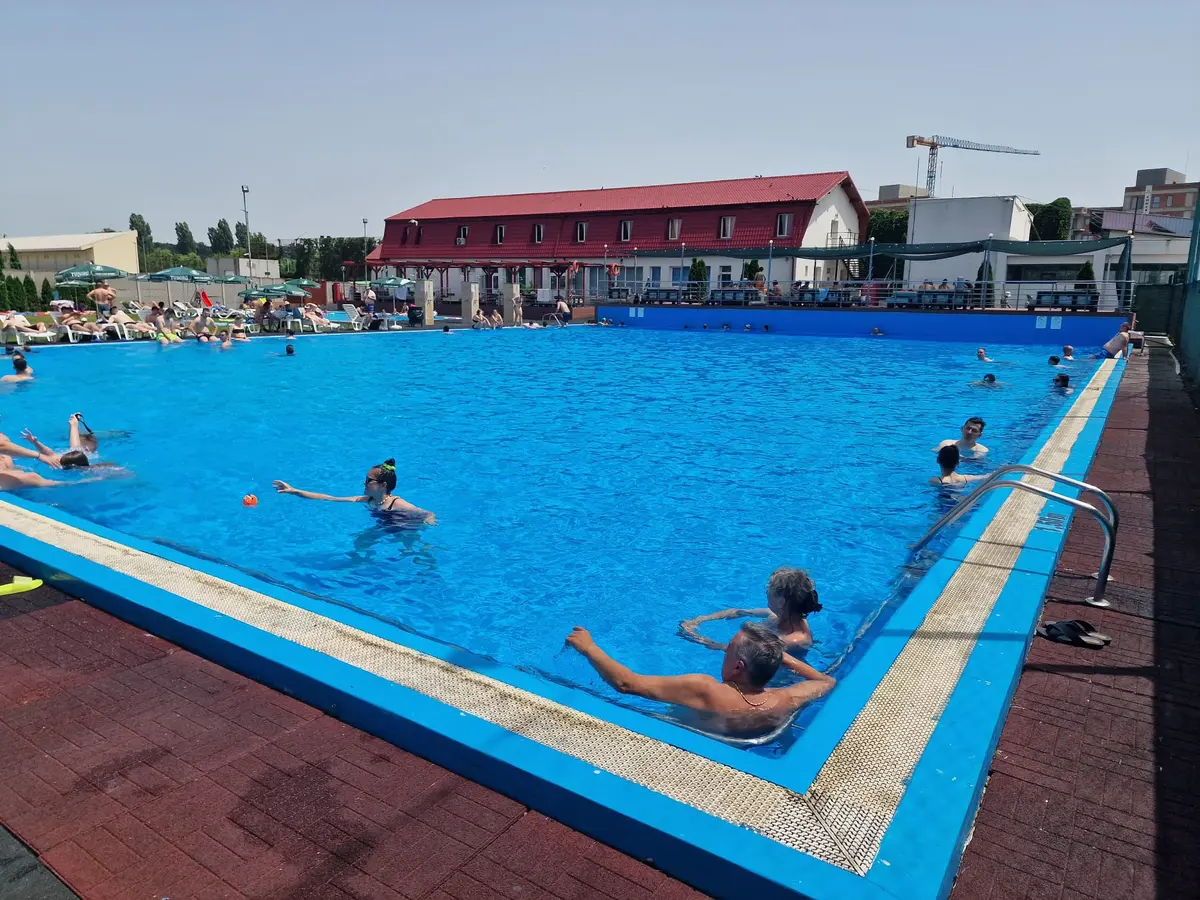 Se redeschide piscina STPT din Fabric. Baza de agrement își reia activitatea din 5 iunie