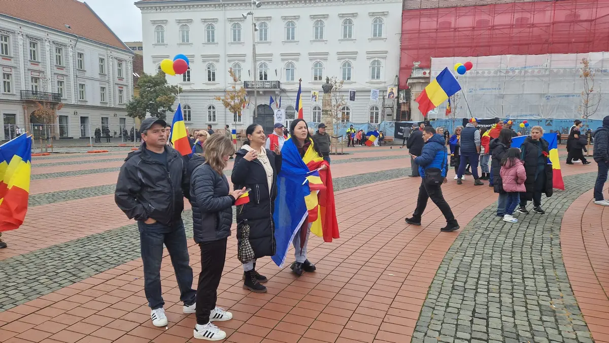 FOTO ȘI VIDEO | Boții nu ies în stradă. Doar 100 de persoane la „marele” protest suveranist de la Timișoara