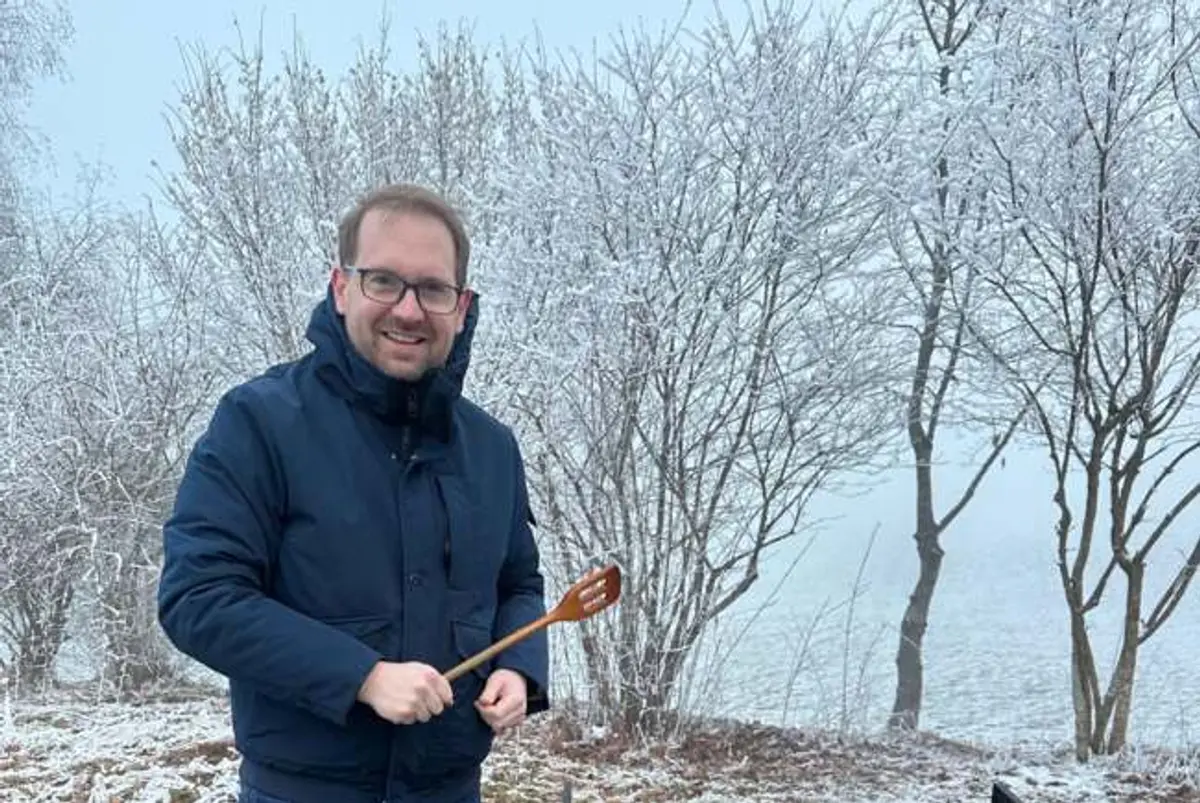 VIDEO| Dominic Fritz și-a sărbătorit ziua gătind primul ceaun bănățean, la 10 zile după ce a devenit cetățean român