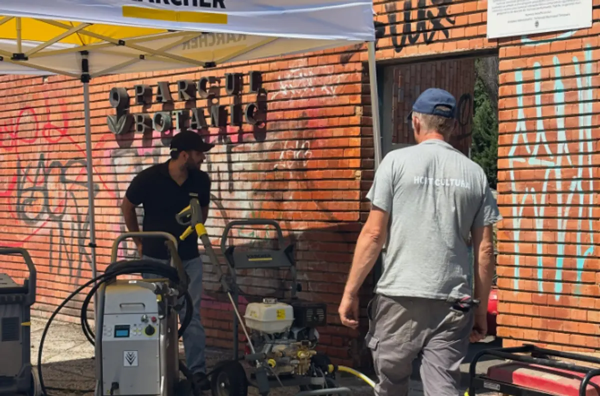 10 ore și șase etape pentru a scoate graffiti-ul de la intrarea în Parcul Botanic din Timișoara