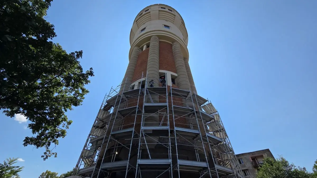 FOTO Cum arată azi Turnul de Apă din Iosefin. Lucrările de restaurare au ajuns la 70% Fostele rezervoare de apă din Turnul din Iosefin, una dintre cele mai emblematice clădiri industriale ale Timișoarei, au fost amenajate în întregime și vor deveni spații