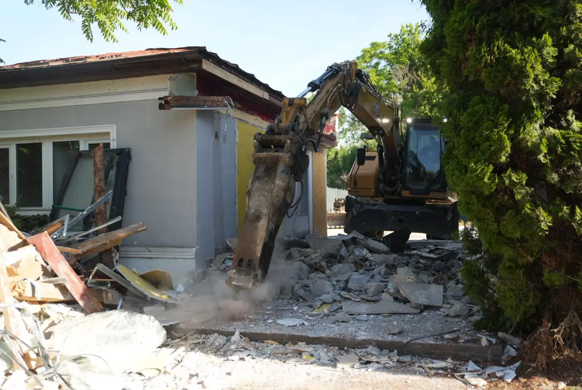 FOTO ȘI VIDEO | Primăria demolează noi construcții de pe malul Begăi. Peste 2.000 mp vor deveni parc și zonă de sport