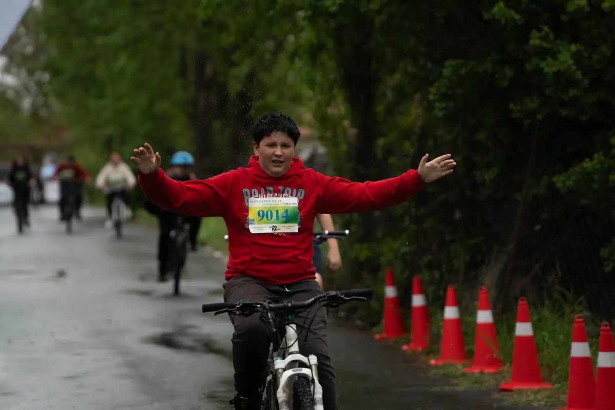 Aproape 300 de copii au alergat în ploaie ca să salveze terenul de sport Mănușarul din Timișoara