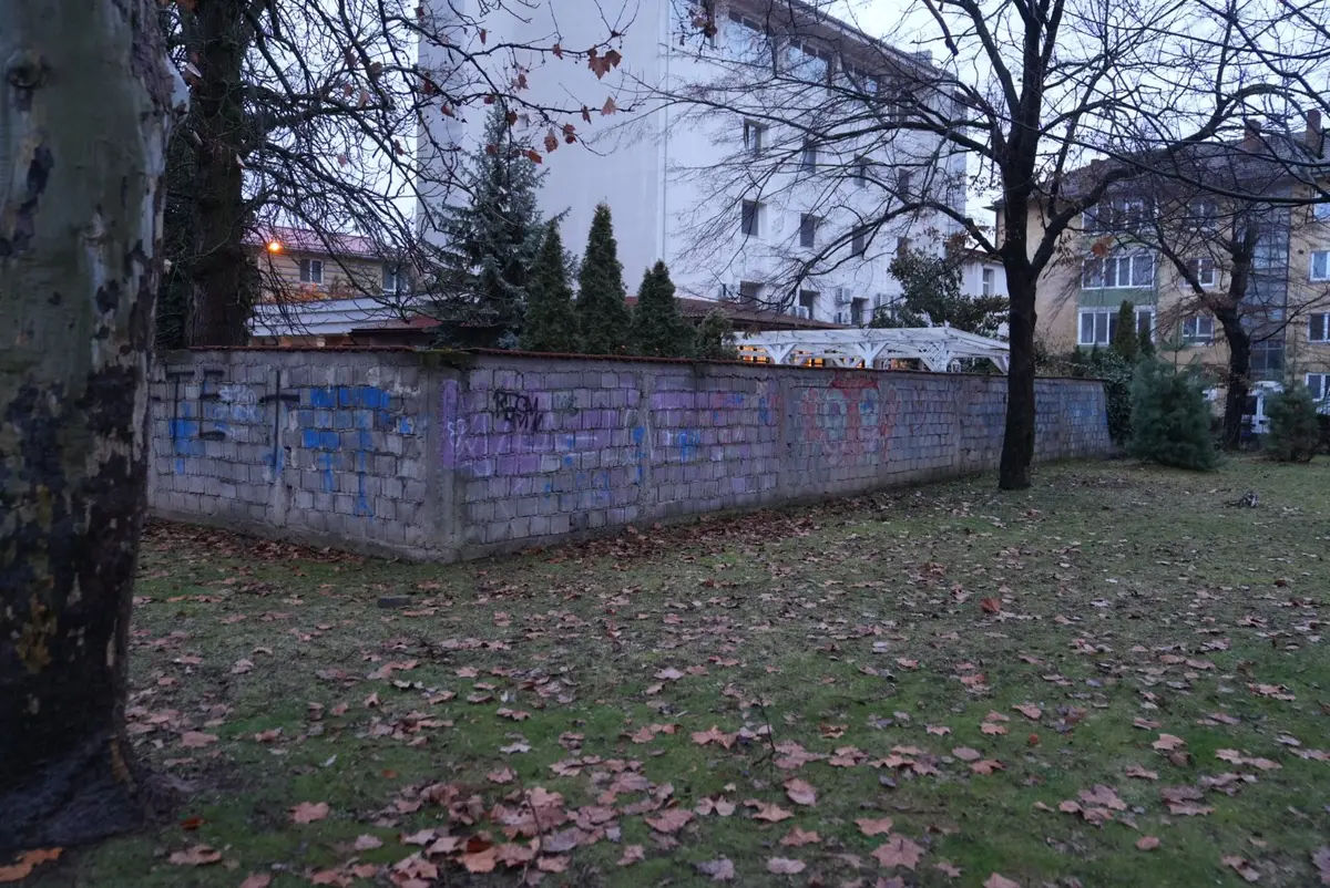 Romii de mătase din Timișoara au furat peste 1000 mp dintr-un parc. Primăria le-a demolat construcțiile ilegale