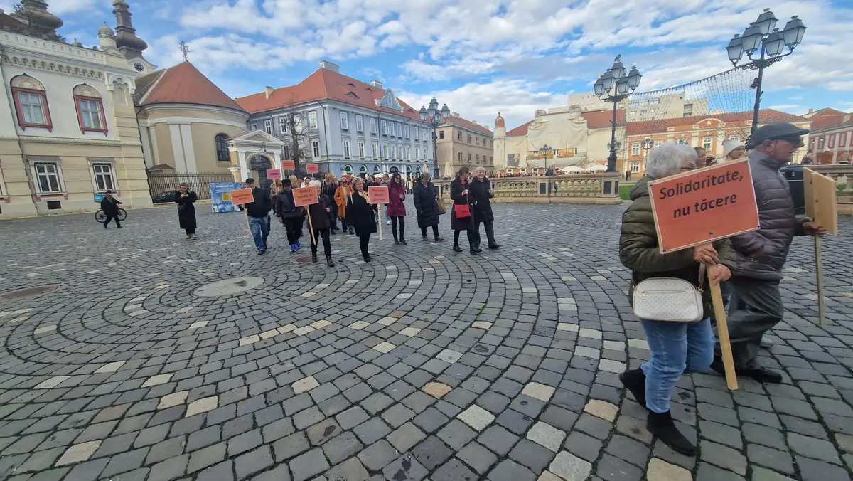 Sute de timișoreni au marșat împotriva violenței asupra femeilor: „Ridică vocea, nu mâna”