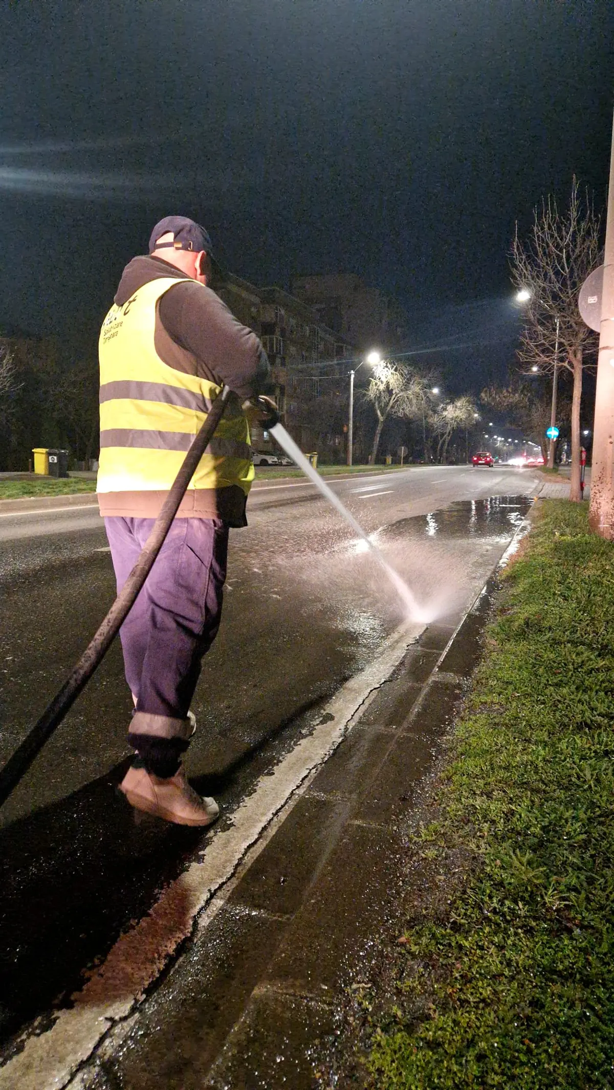 Curățenie de primăvară la Timișoara: SaluT spală mecanizat străzile și trotuarele