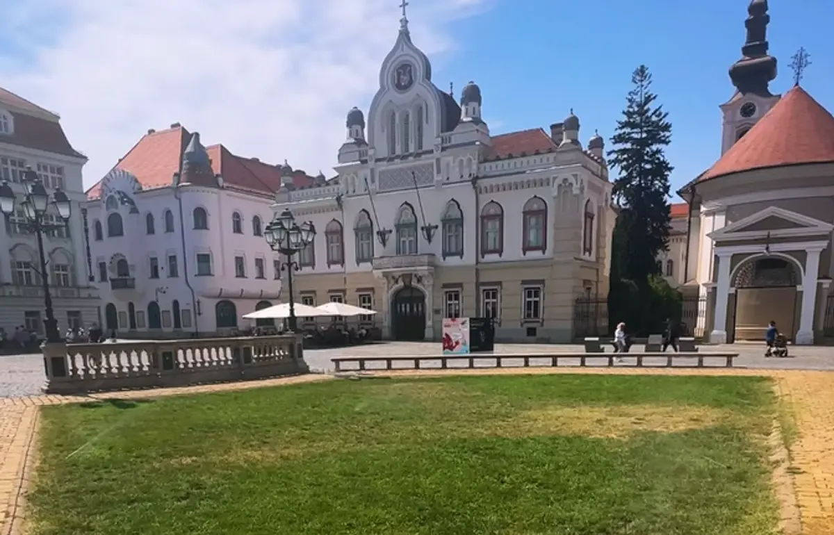 „Instalația invizibilă” din Piața Unirii a fost reparată. Horticultura a refăcut sistemul de irigații