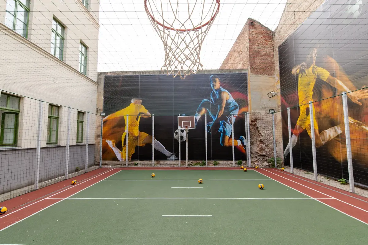 dm România și Asociația Miltonia modernizează infrastructura sportivă a Liceului „Nikolaus Lenau” din Timișoara