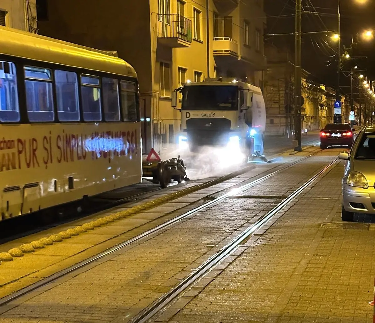 VIDEO | Curățenie nocturnă pe liniile de tramvai din Timișoara. SaluT și STPT au intervenit pe mai multe trasee în weekend