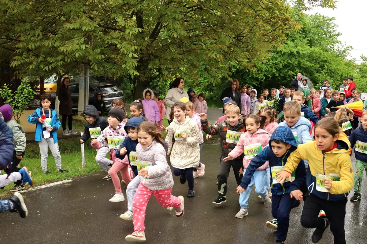 Aproape 300 de copii au alergat în ploaie ca să salveze terenul de sport Mănușarul din Timișoara