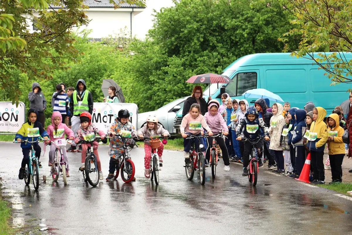 Aproape 300 de copii au alergat în ploaie ca să salveze terenul de sport Mănușarul din Timișoara