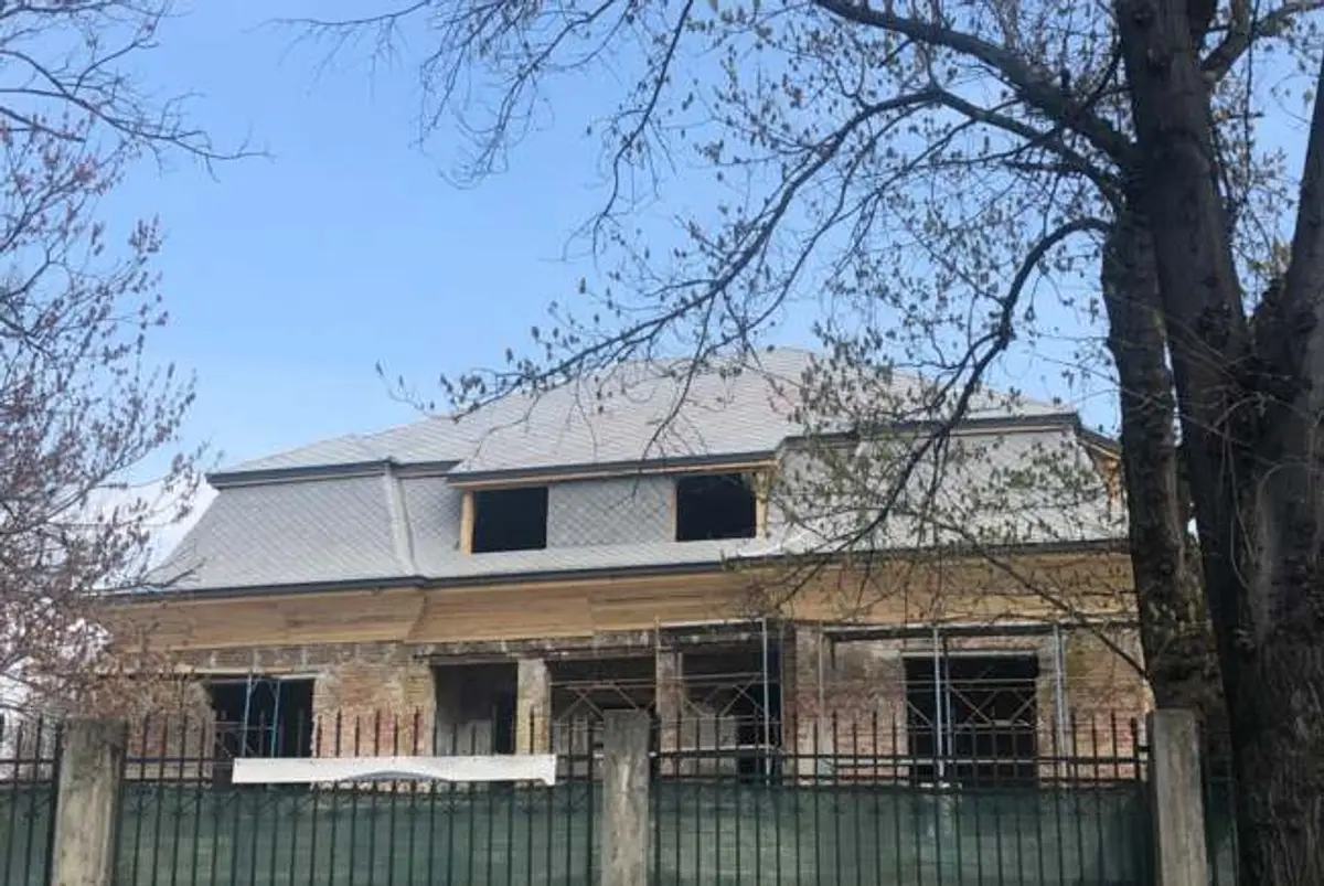 Consilierul AUR care nu reușea să citească ce a scris pe o foaie se laudă că a inițiat salvarea Casei Mühle