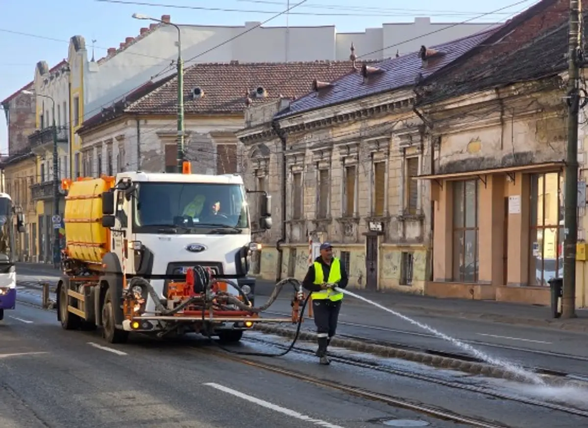 Curățenie de primăvară la Timișoara: SaluT spală mecanizat străzile și trotuarele