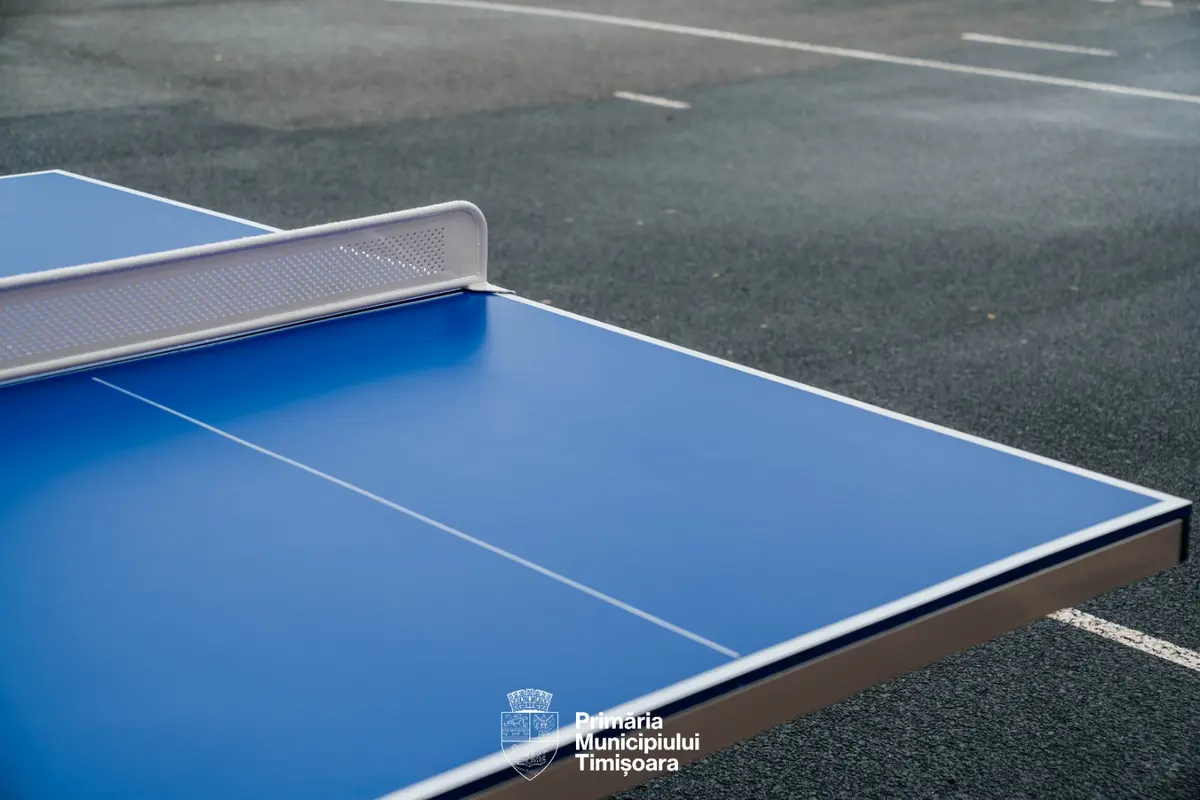 Ping-pong în pauze: 30 de școli din Timișoara primesc mese pentru elevi