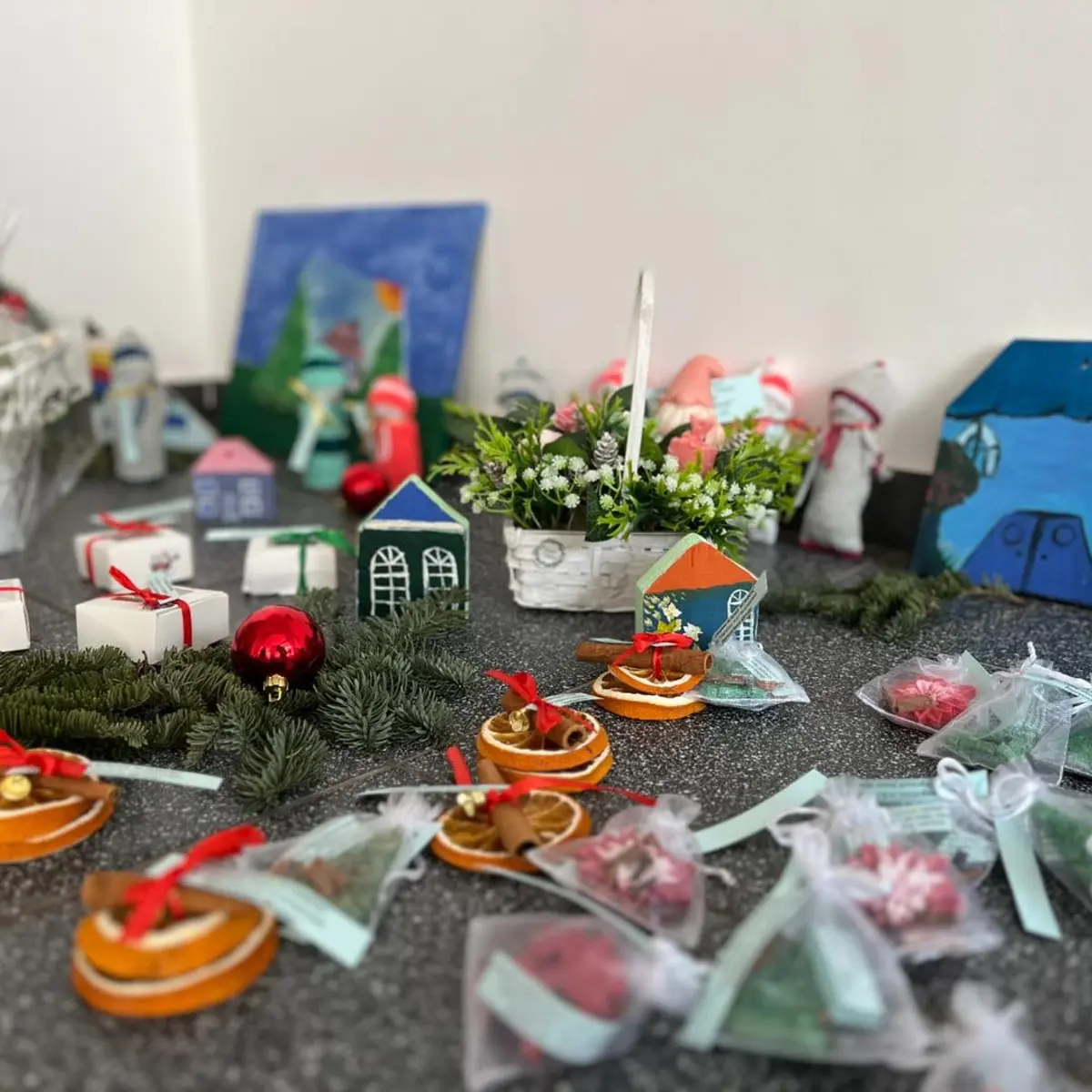 Târgul de Crăciun caritabil s-a deschis în Piața Victoriei. Poate fi vizitat până la finalul anului