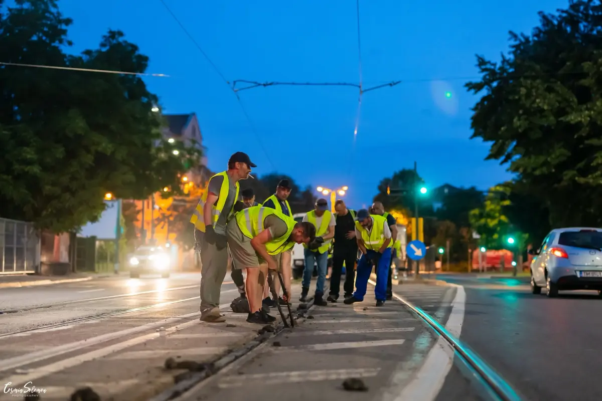 Canicula a dat peste cap circulația tramvaielor din Timișoara. Zeci de angajați STPT au muncit toată noaptea
