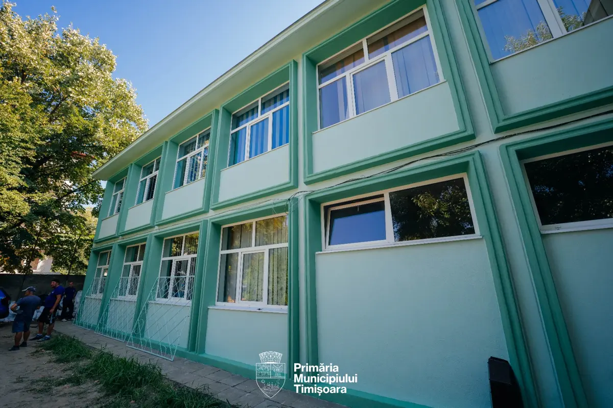FOTO | Școala Gimnazială Nr. 21: fațadă reabilitată și săli modernizate înainte de noul an școlar