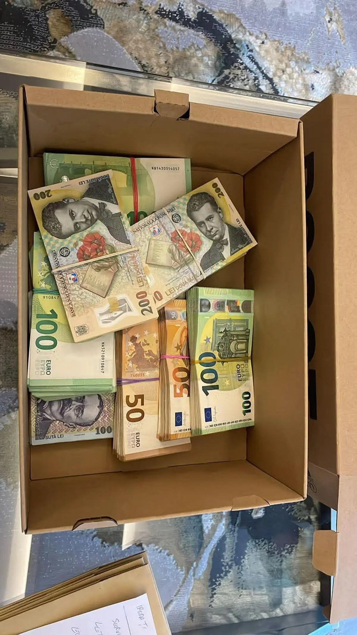 În casa lui Anton, anchetatorii au găsit 350.000 de euro ascunși în cutii de pantofi