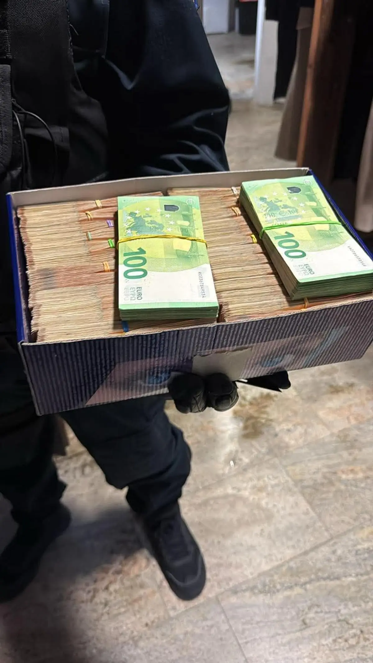 În casa lui Anton, anchetatorii au găsit 350.000 de euro ascunși în cutii de pantofi