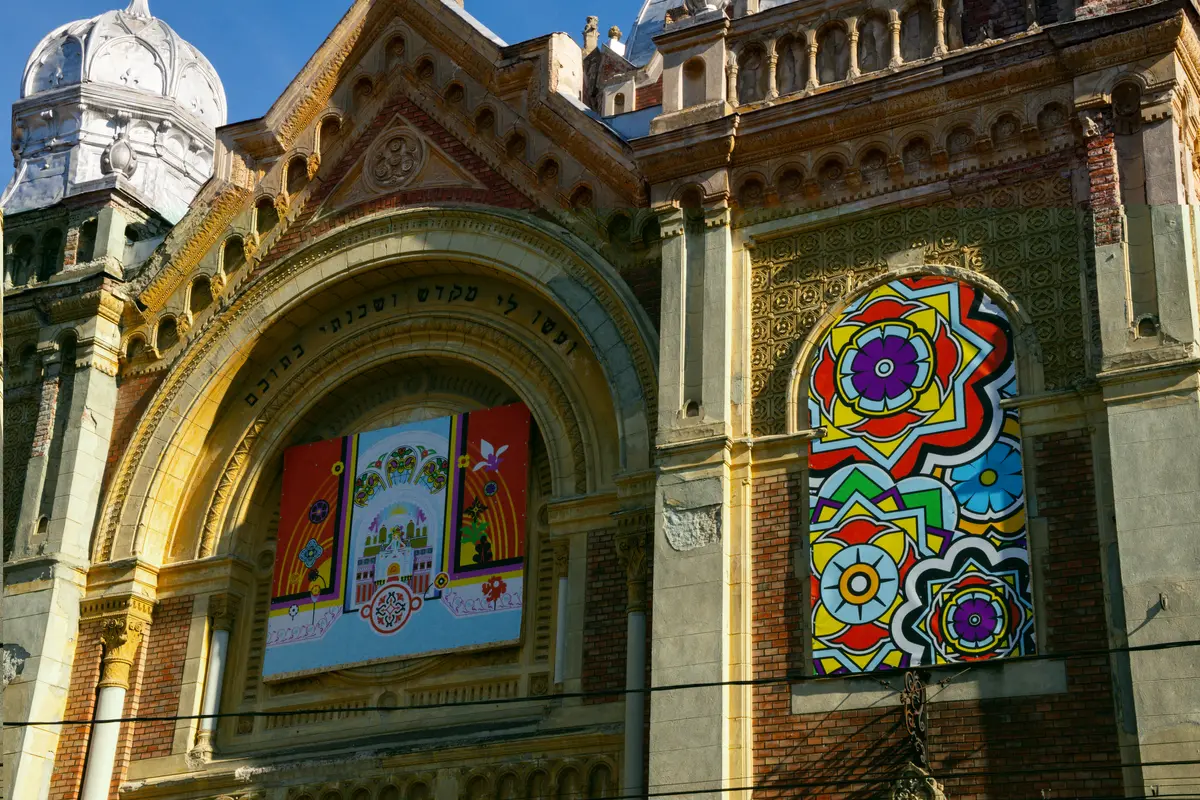 O intervenție artistică inedită readuce Sinagoga din Fabric în atenția timișorenilor