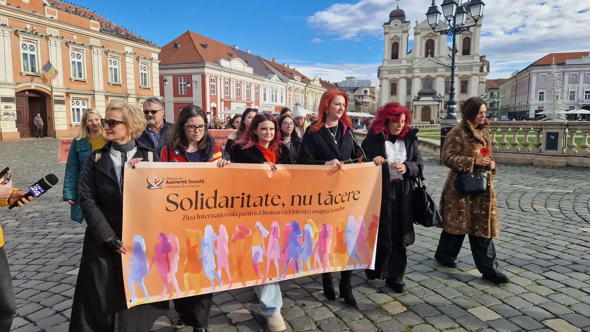 Sute de timișoreni au marșat împotriva violenței asupra femeilor: „Ridică vocea, nu mâna”
