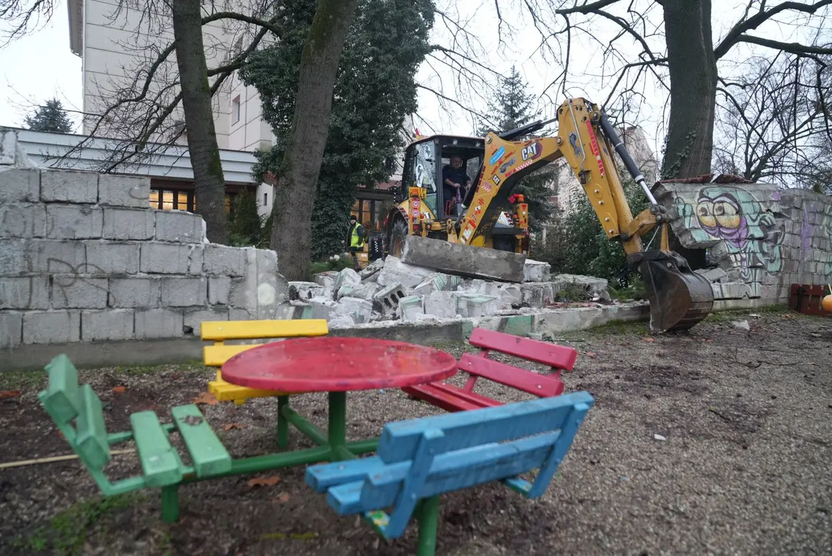 Romii de mătase din Timișoara au furat peste 1000 mp dintr-un parc. Primăria le-a demolat construcțiile ilegale