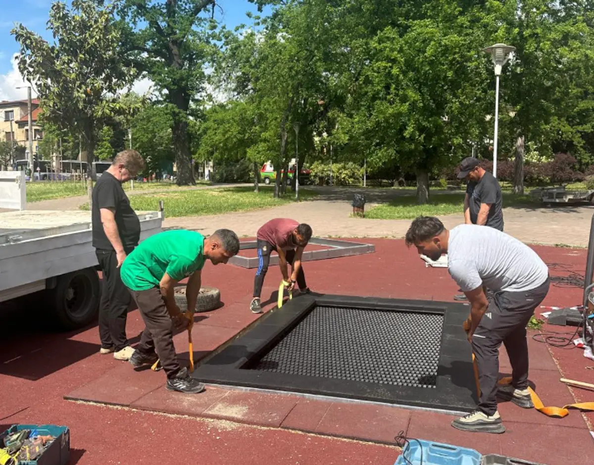 Horticultura repară locurile de joacă din Parcul Copiilor. Trambulinele vor fi înlocuite complet