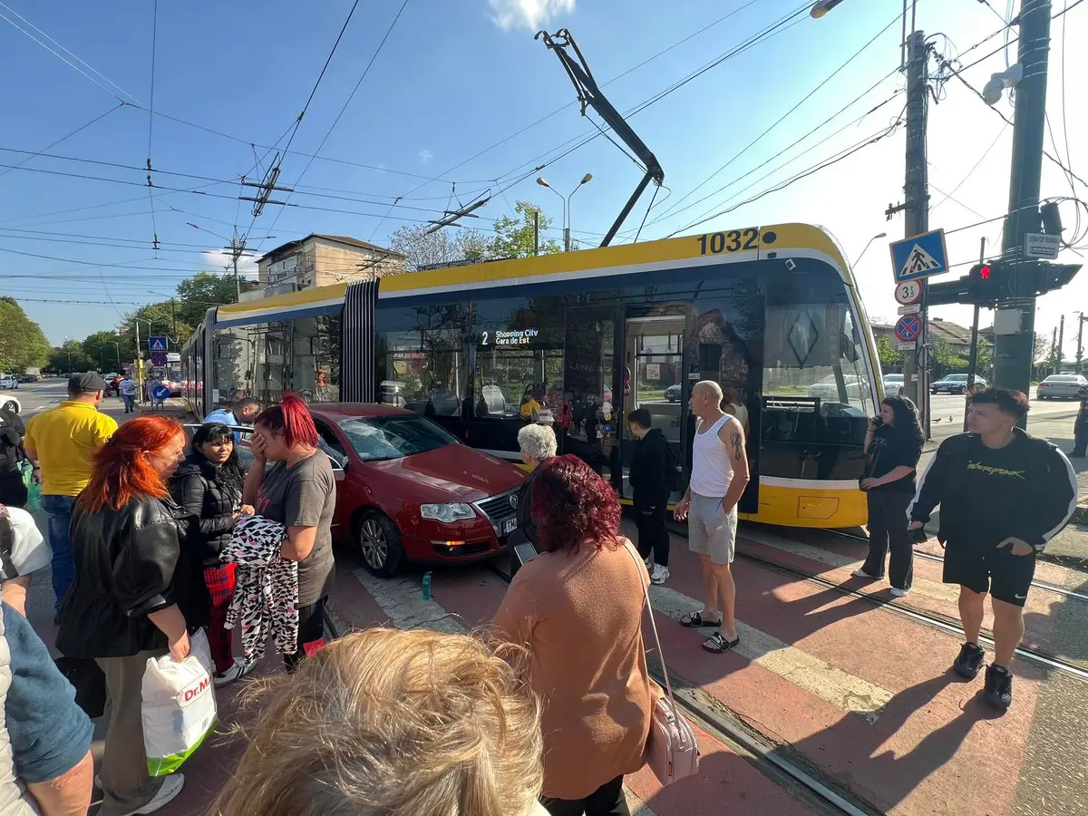 Un șofer de 73 de ani, rănit după ce a intrat cu mașina într-un tramvai de 2 milioane de euro, la Timișoara