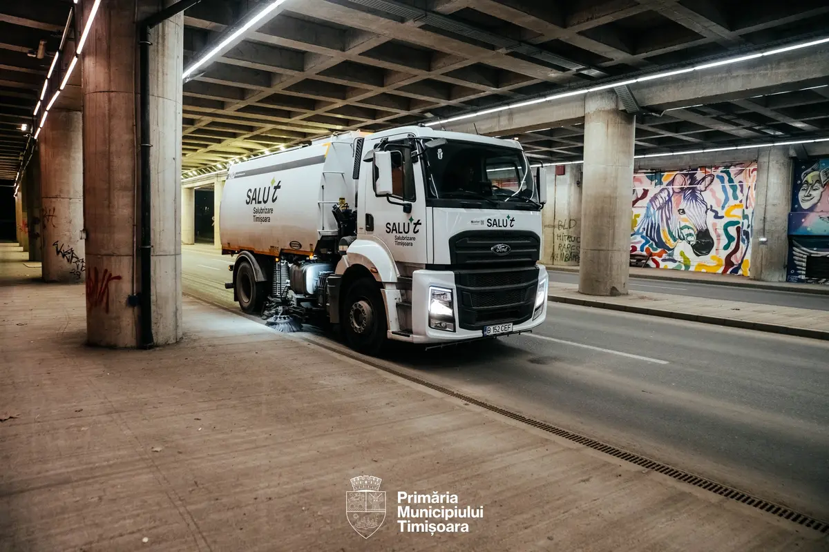 FOTO | Curățenie pe timp de noapte în Timișoara: utilajele de salubrizare spală străzile după lăsarea serii