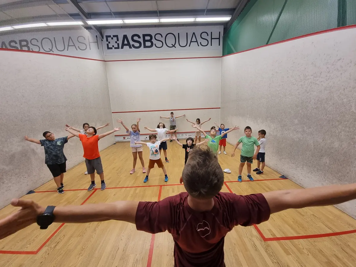 Sport gratuit pentru copii, toată vara, în Timișoara: squash și înot pentru 7–15 ani