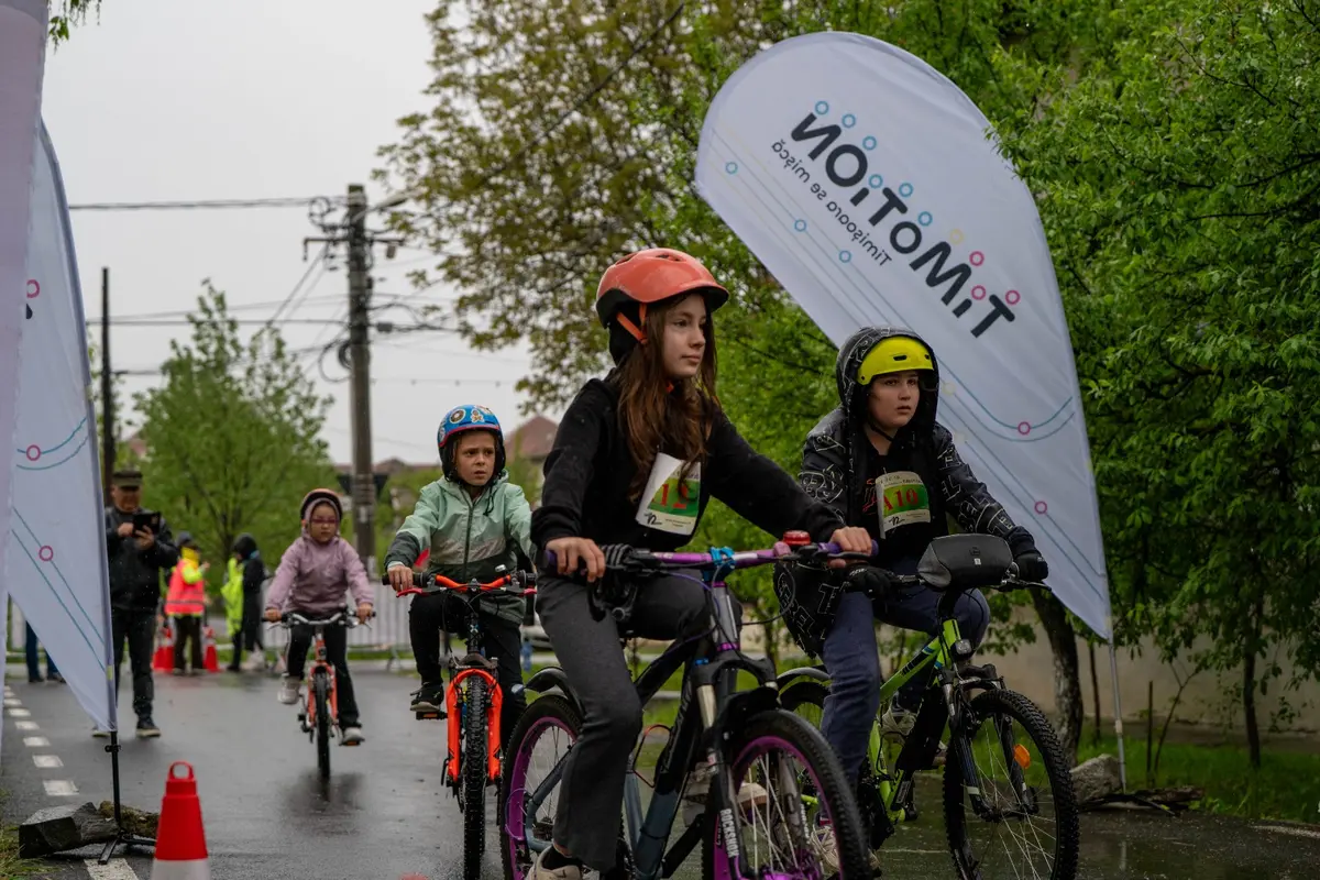 Aproape 300 de copii au alergat în ploaie ca să salveze terenul de sport Mănușarul din Timișoara