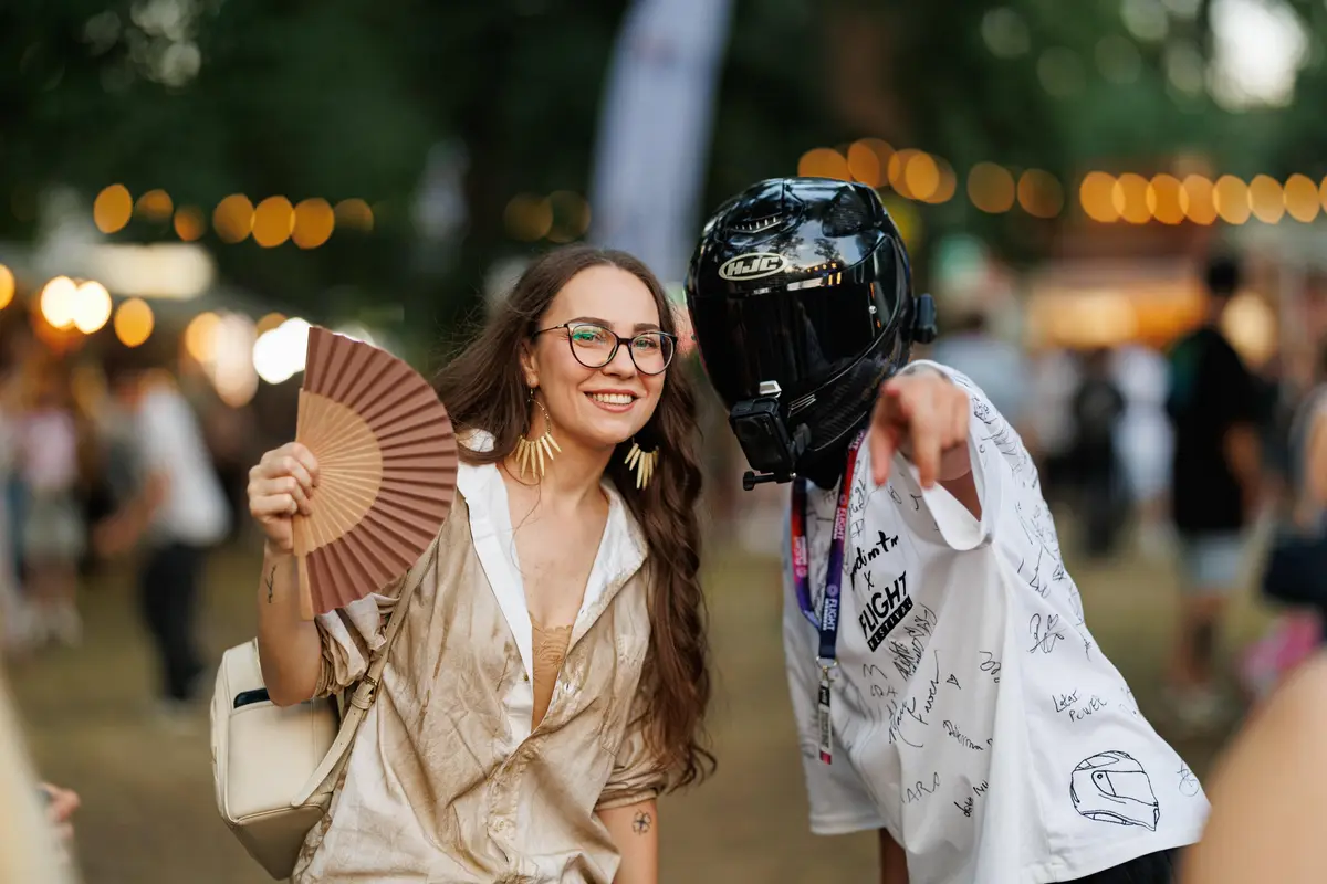 Delia, ZAZ și Tinie Tempah au semnat același tricou la Flight Festival. Va finanța tratamentul copiilor cu cancer
