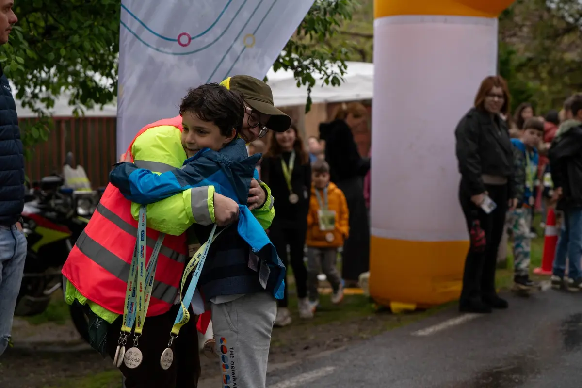 Aproape 300 de copii au alergat în ploaie ca să salveze terenul de sport Mănușarul din Timișoara