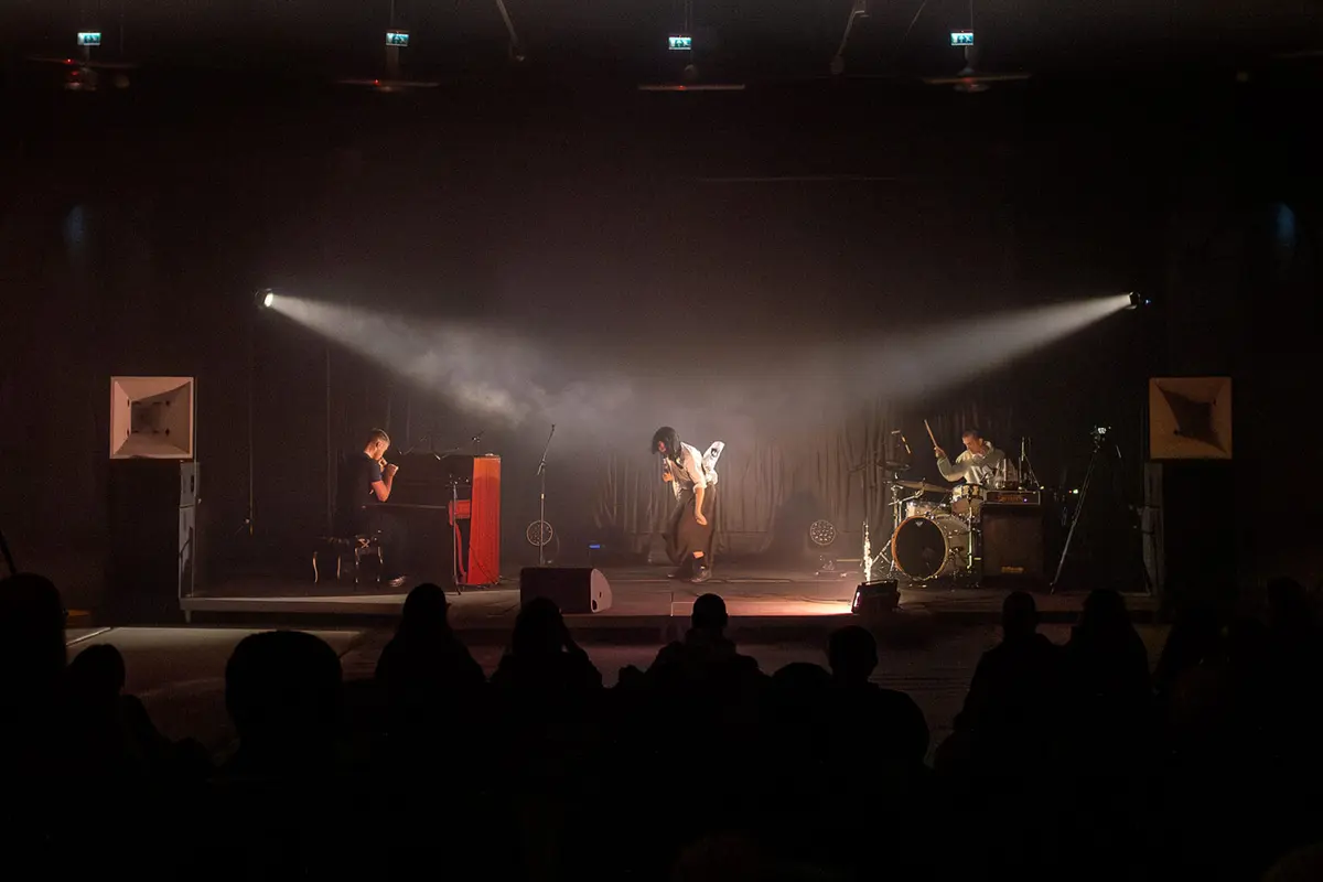 SIMULTAN 21: imperfecțiunea ca manifest artistic într-o lume „perfectă” tehnologic