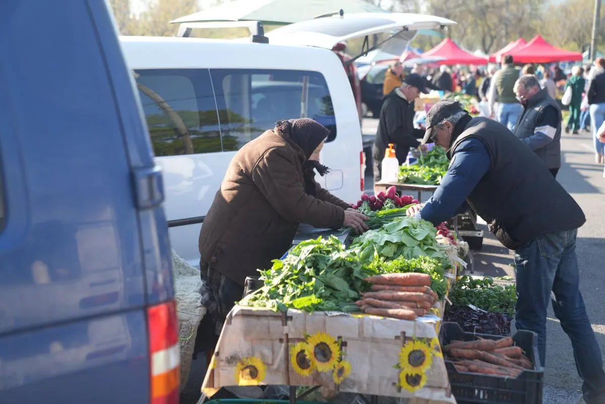 Piața volantă de la stadion e deschisă de sărbători