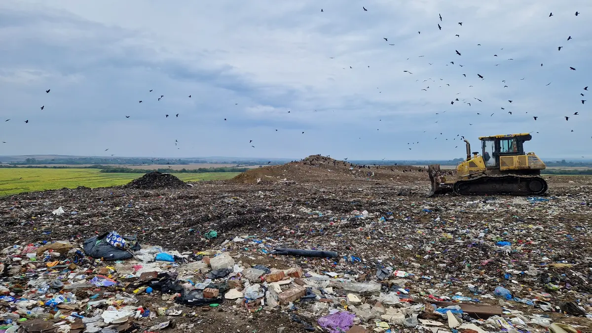 Blocaj la Ghizela. Colectarea deșeurilor din cinci localități este blocată de firma înființată de Eco Serv, fima CJ Timiș