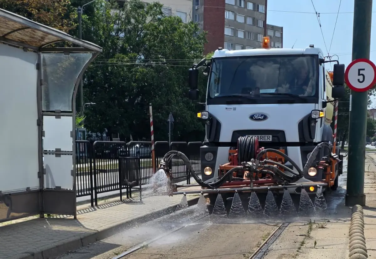 VIDEO | Spălarea străzilor a devenit o armă împotriva caniculei la Timișoara